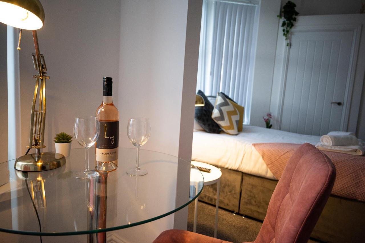 Elmo River Studios - 6 En-Suites In Wallasey - Easy Parking - Short And Long Stays Welcome Екстериор снимка